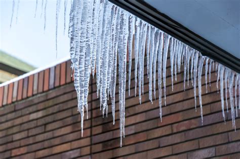 5 Strategies To Prevent Ice Dams - Safe Ice Melt For Roofs