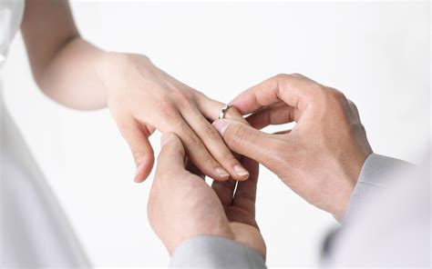 La pregunta del millón: ¿Dónde usar el anillo de boda? | Bodas