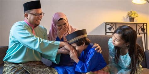 Perayaan Hari Raya Aidilfitri : Harinya apabila anak bulan syawal (rukyah) dapat dilihat pada ...