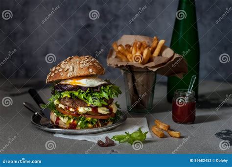 Foodporn Beef Burger, Junk Food Stock Photo - Image of onion, lettuce: 89682452