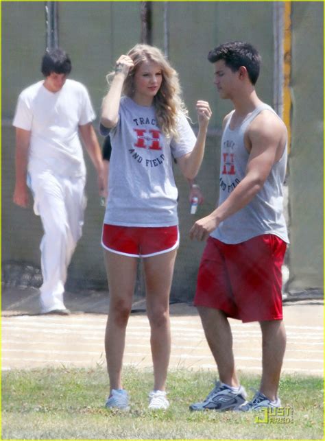 Taylor Swift & Taylor Lautner: Valentine's Day Date!: Photo 2090112 | Taylor Lautner, Taylor ...