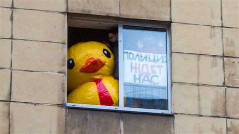 Russian activist in jail for giant duck protest - BBC News