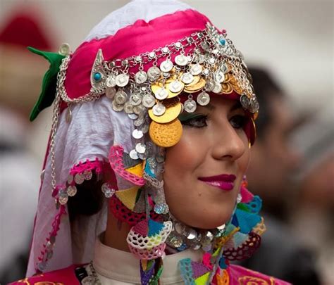 Great that countries' #traditional #dances are kept alive. Beautiful #Ankara lady in folk ...