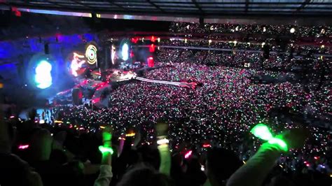 Wristbands light up in Coldplay concert Emirates Stadium London - YouTube