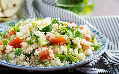 tradicional libanés ensalada tabulé. cuscús con perejil, tomate, pepino, limón y aceituna aceite ...