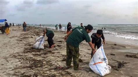 Kelompok Pencinta Lingkungan Green Bamboo Bersihkan Pantai Tiku - Top Satu