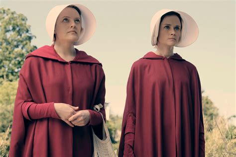 Handmaid's Tale: Elisabeth Moss on Hulu’s Dark Timely Series | Collider