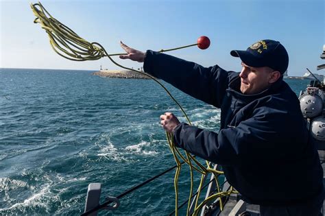 DVIDS - Images - USS Carney arrival [Image 3 of 5]