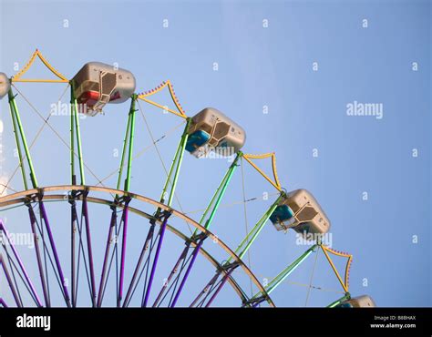 County Fair thrill rides Ferris Wheel Stock Photo - Alamy