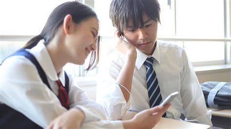 Smartphones Becoming Standard for Japanese High Schoolers | Nippon.com