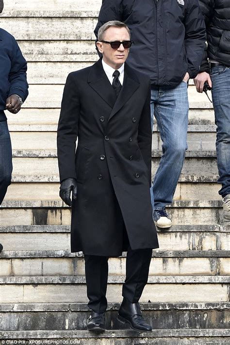 Daniel Craig teams suit with trainers to shoot scenes for James Bond film Spectre in Rome ...