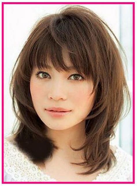 20 Best Medium Haircuts with Bangs and Layers for Round Faces