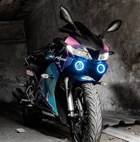 Custom Wrapped Yamaha R15 Version 3.0 With Projectors Looks Fantabulous!