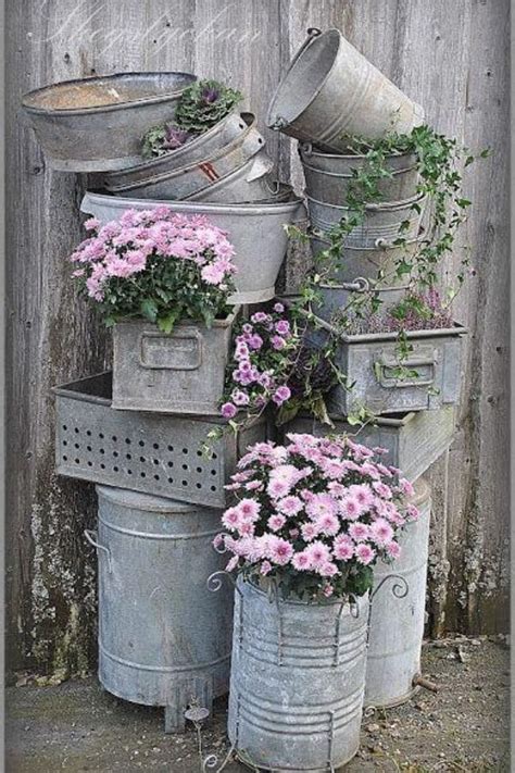 32 Charming Vintage Garden Decor Ideas You Can DIY