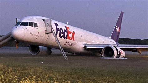 ACCIDENT: FedEx 757 Gear-Up Landing, Overruns Runway - Mentour Pilot