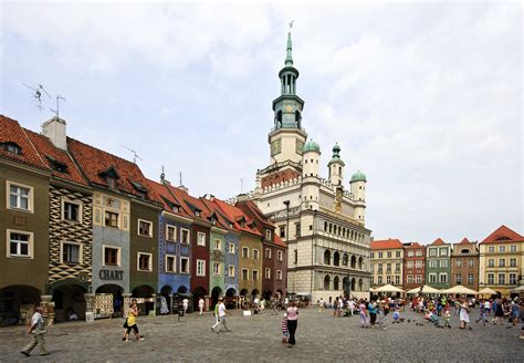 File:Old marketplace and city hall in Poznań.jpg - Wikimedia Commons