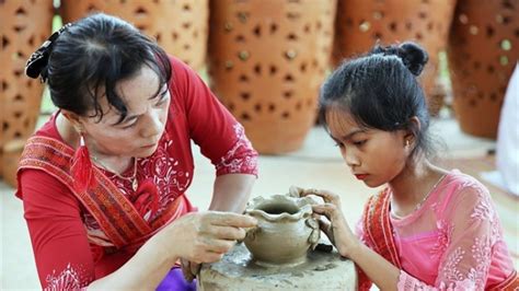 UNESCO honours Vietnam’s art of pottery making of Cham people