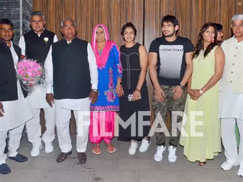 The Phogat family visit the reel-life Mahavir Phogat aka Aamir Khan on ...