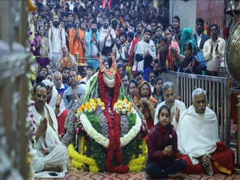 Mahashivratri mahakaleshwar temple Bhasma Aarti in morning Flower crown ...