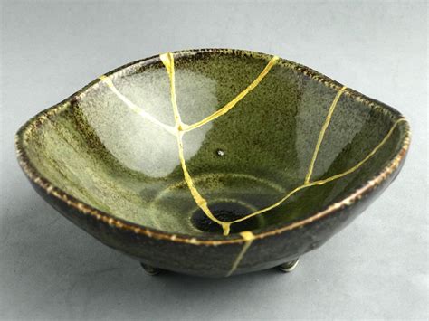 Kintsugi gifts, kintsugi bowl, Japanese art in repairing with gold a broken pottery, kintsukuroi ...