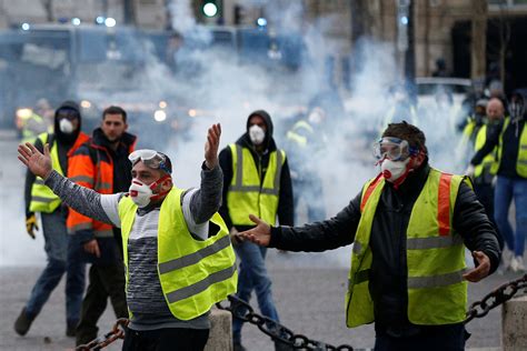 Photos: French police clash with 'yellow vest' protesters in Paris, 122 ...