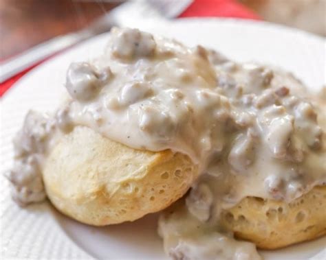 Easy Biscuits and Gravy (+VIDEO) | Lil' Luna