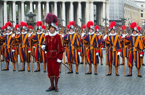 Swiss Guards | History, Vatican, Uniform, Requirements, Weapons ...