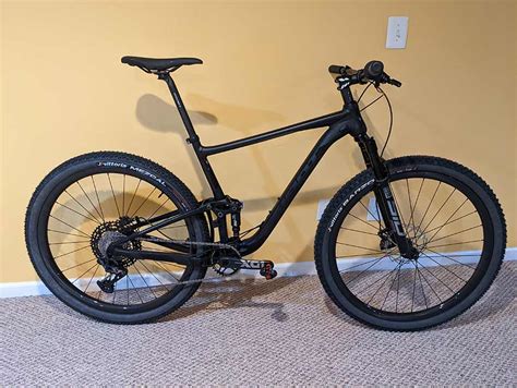 A black Giant full suspension 29er MTB - Elitewheels