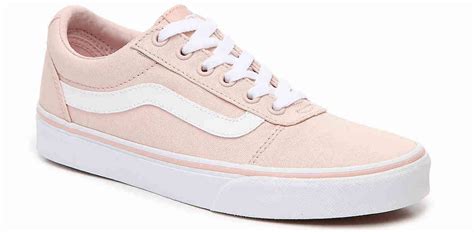 Shoes that look both pink and white or teal and gray are dividing people - Business Insider