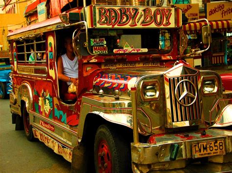 A jeepney in Manila | 54 Fantastic Everyday Scenes From The Philippines Camiones De Pasajeros ...