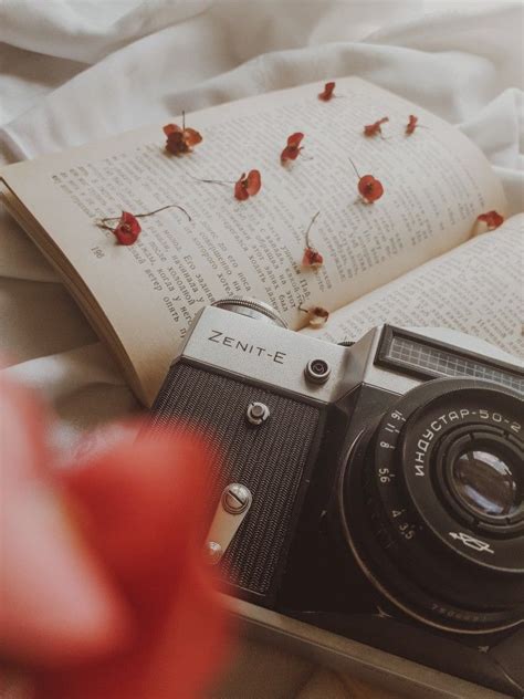 Flatlay camera | Retro camera, Aesthetic photography, Artsy photography