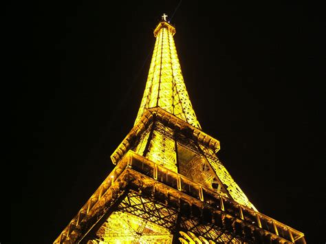 File:Eiffel Tower at night from bellow - 20051021.jpg - Wikimedia Commons