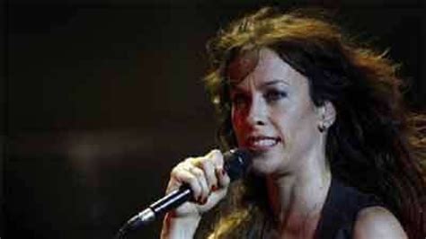 Alanis Morissette marries rapper boyfriend