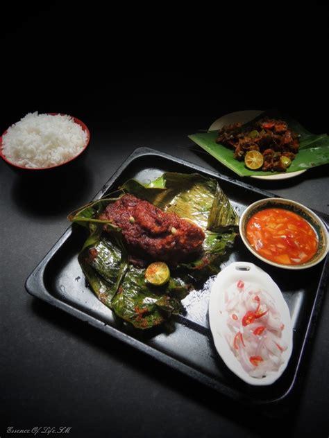 IKAN BAKAR PARI / STING RAY GRILLED IN BANANA LEAVES