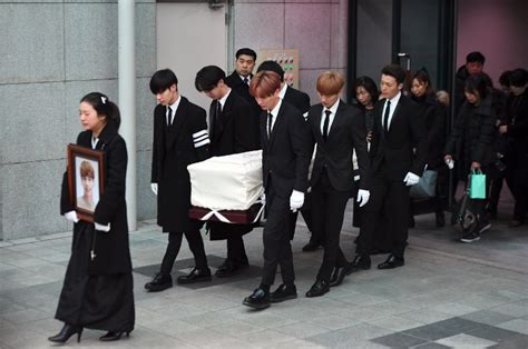 K-pop stars carry SHINee singer Kim Jonghyun's coffin after suicide