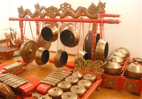 ALAT MUSIK GAMELAN-JAWA TENGAH ~ Indonesian tour country