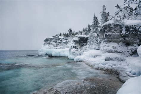 A frosty hike into the grotto at Bruce Peninsula National Park Canada [OC][3000x2000] http ...