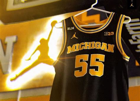 Michigan basketball unveils dark uniforms against Illinois