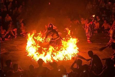 Uluwatu Temple Sunset & Kecak Fire Dance Show: Triphobo