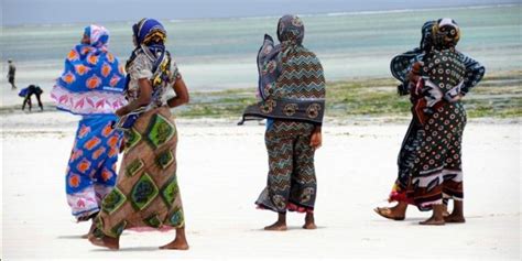 Travel - the traditional clothing in Tanzania - FurtherAfrica