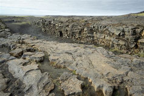 Mid-Atlantic ridge on SW coast of Iceland – Geology Pics