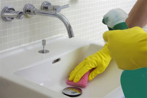 How to Clean a Bathroom in 15 Minutes