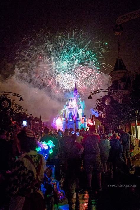 Disney World Fireworks at Christmas! | Disney world fireworks, Disney ...