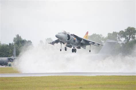 Harrier, Harrier Jump Jet, Landing on an Airfield Editorial Image - Image of vertical, lift ...