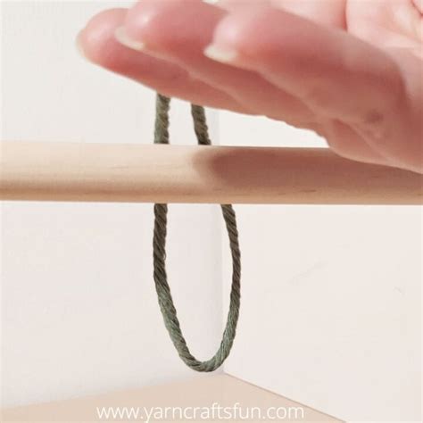 How To Do a Larks Head Knot in Macrame - yarncraftsfun.com