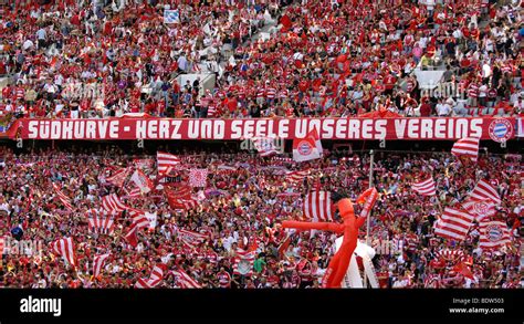 FC Bayern Muenchen fans, south bank of the Allianz Arena, Munich Stock ...