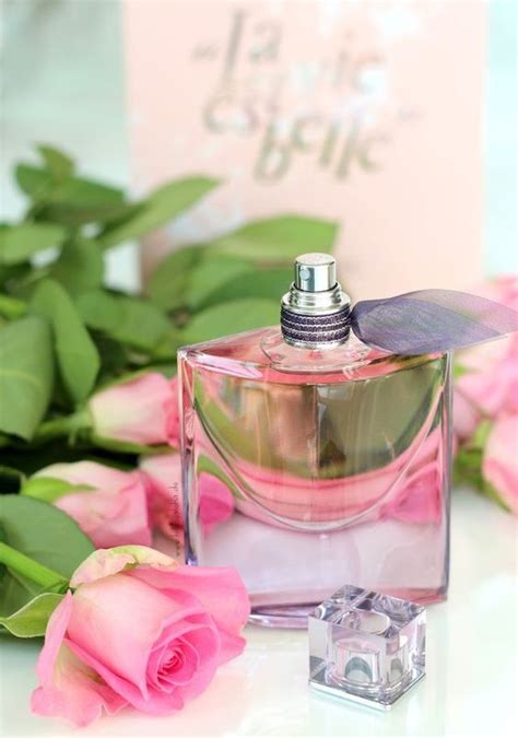 Un hommage à la vie dans un parfum signé Lancome "La vie est belle" Pink And Gold, Pink And ...