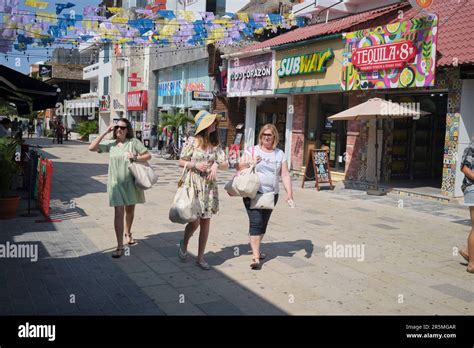 5th Avenue Shopping Street Playa Del Carmen Yucatan Mexico Stock Photo - Alamy