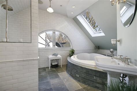 50 Luxury Bathrooms with Skylights