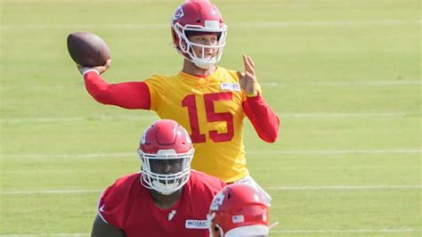 Chiefs: Patrick Mahomes throws sick no-look passes at training camp